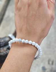 Howlit, armband 6mm runda pärlor