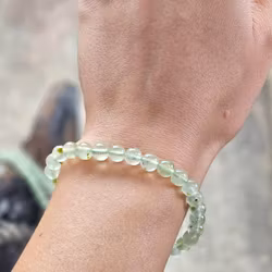 Prehnit, armband 6mm runda pärlor