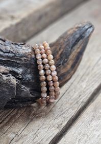 Månsten med skimmer, armband 6mm runda pärlor