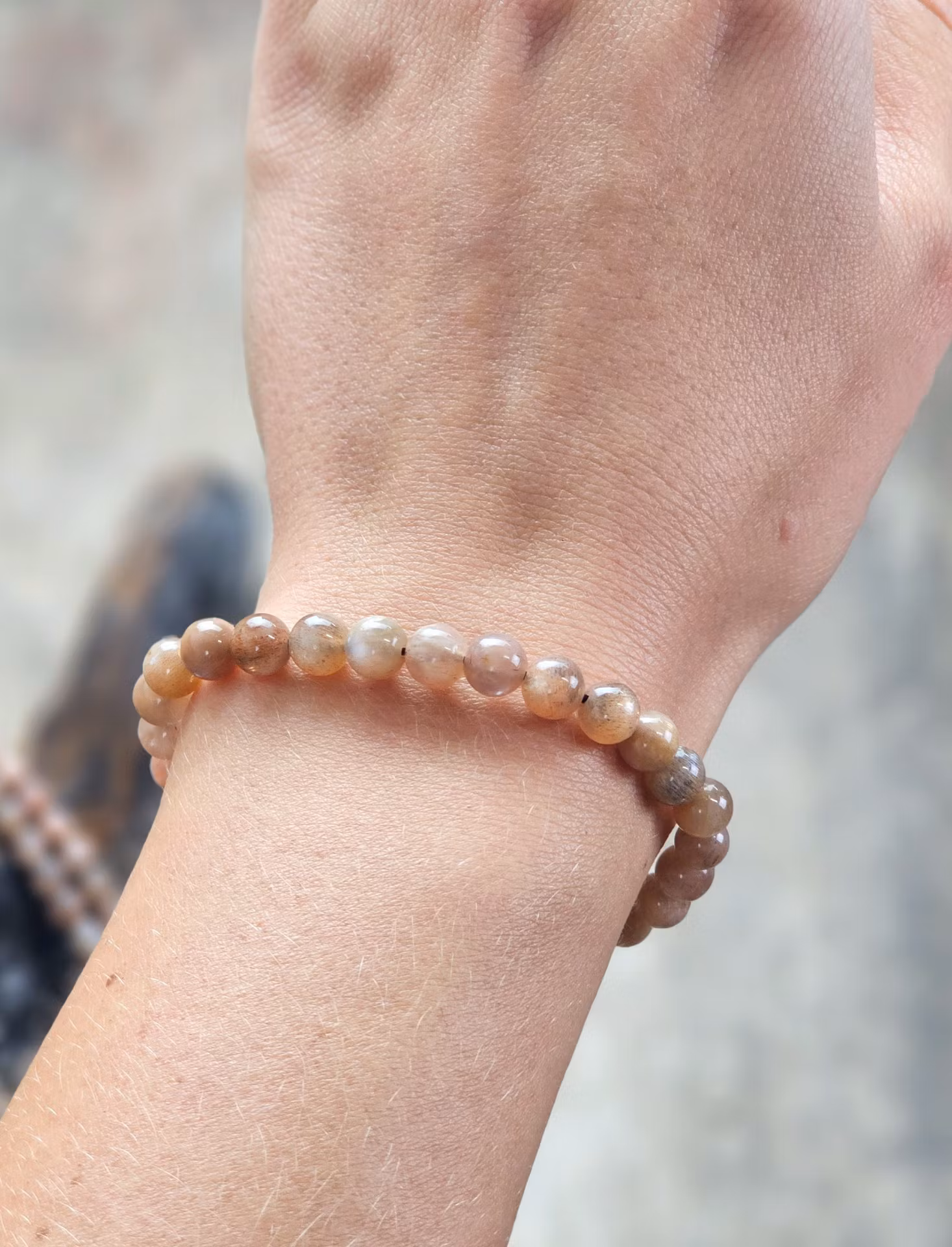 Månsten med skimmer, armband 6mm runda pärlor