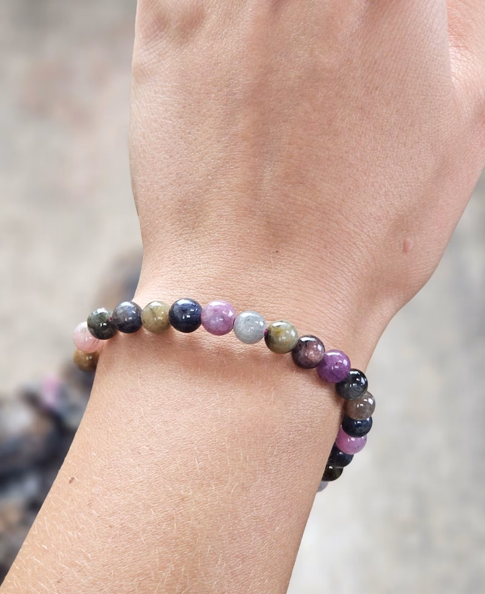 Rubin & Safir mix, armband 6mm runda pärlor