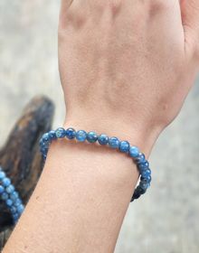 Kyanit extra, armband 6mm runda pärlor
