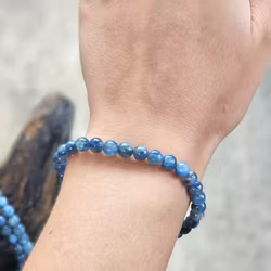 Kyanit extra, armband 6mm runda pärlor