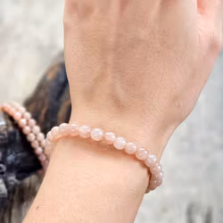 Persikomånsten, armband 6mm runda pärlor