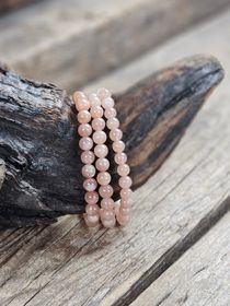 Persikomånsten, armband 6mm runda pärlor