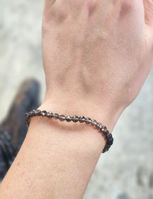 Rökkvarts mörk, armband 4mm facetterade pärlor