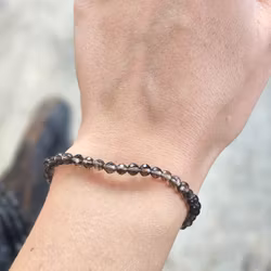 Rökkvarts mörk, armband 4mm facetterade pärlor