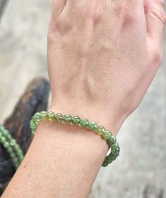 Grön Apatit, armband 6mm runda pärlor