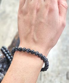 Svart Safir, armband 6mm runda pärlor