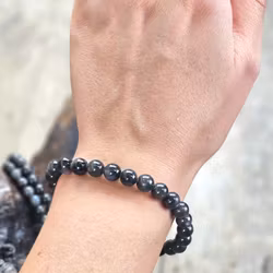 Svart Safir, armband 6mm runda pärlor