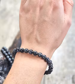 Svart Safir, armband 6mm runda pärlor