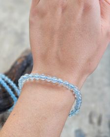 Blå Topas extra, armband 6mm runda pärlor