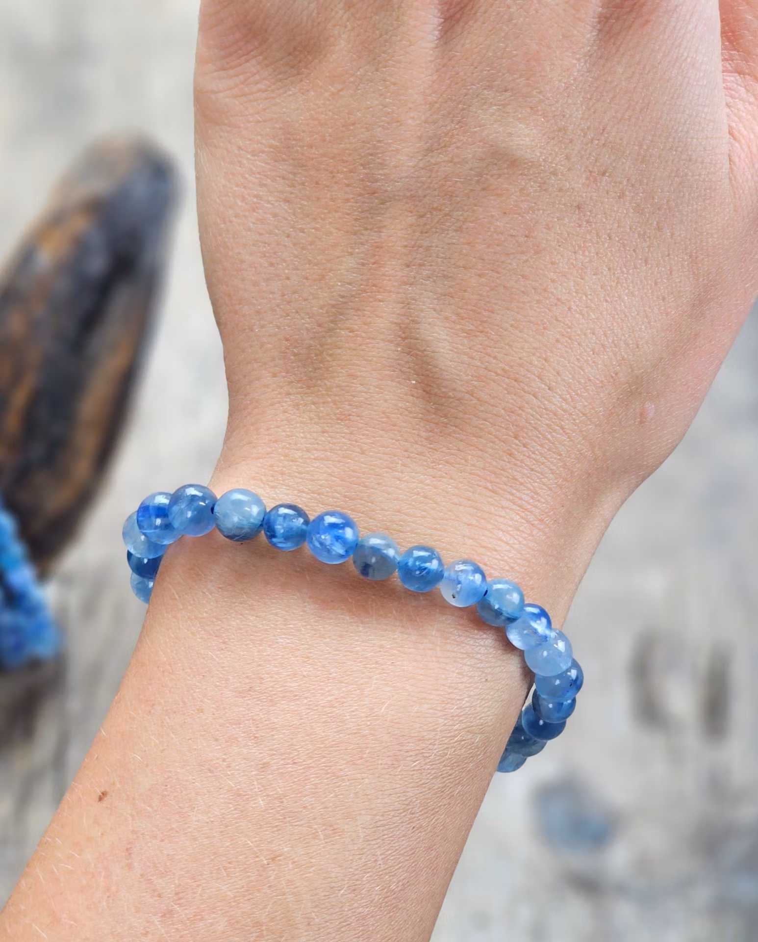 Kyanit extra klar, armband 6mm runda pärlor