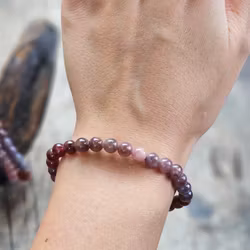 Röd Spinell mix, armband 6mm runda pärlor