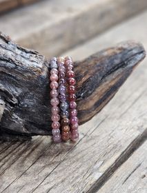 Röd Spinell mix, armband 6mm runda pärlor