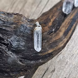 Bergkristall rå spets, silverpläterat hänge