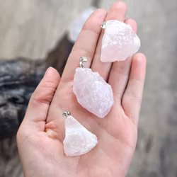 Rosenkvarts rå, silverpläterat hänge
