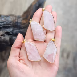 Rosenkvarts facetterad friform, guldpläterat hänge