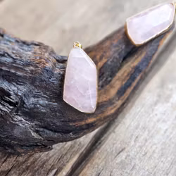 Rosenkvarts facetterad friform, guldpläterat hänge