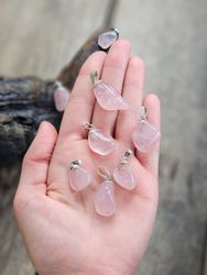 Rosenkvarts trumlad, silverpläterat hänge