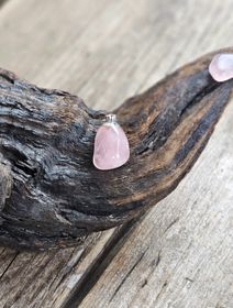 Rosenkvarts trumlad, silverpläterat hänge