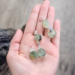 Prehnit facetterad droppe, silverpläterat hänge