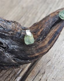 Prehnit facetterad droppe, silverpläterat hänge