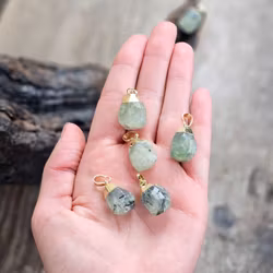 Prehnit facetterad droppe, guldpläterat hänge