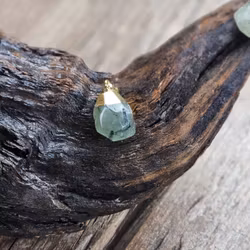 Prehnit facetterad droppe, guldpläterat hänge