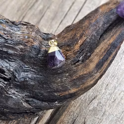 Ametist mörk facetterad droppe, guldpläterat hänge