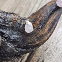 Rosenkvarts facetterad droppe, silverpläterat hänge