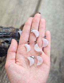Måne Rosenkvarts, silverpläterat hänge