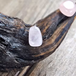 Rosenkvarts stor trumlad, silverpläterat hänge