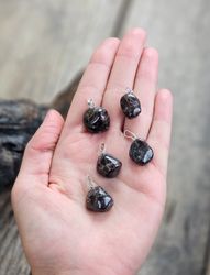 Granat trumlad, silverpläterat hänge