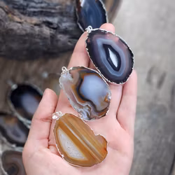 Agatskiva, silverpläterat hänge