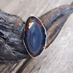 Agatskiva, silverpläterat hänge