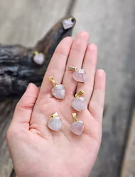 Rosenkvarts facetterat hjärta, guldpläterat hänge