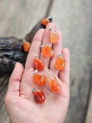 Karneol trumlad, silverpläterat hänge