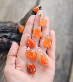 Karneol trumlad, silverpläterat hänge