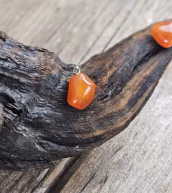 Karneol trumlad, silverpläterat hänge