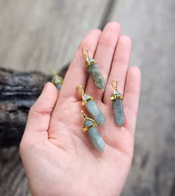 Labradorit polerad spets, guldpläterat hänge