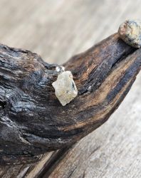 Guldrutilkvarts rå, silverpläterat hänge