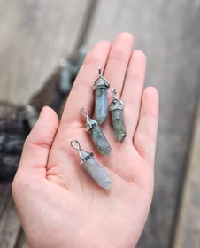 Labradorit polerad spets, silverpläterat hänge