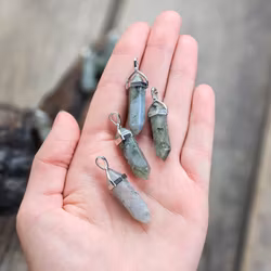 Labradorit polerad spets, silverpläterat hänge