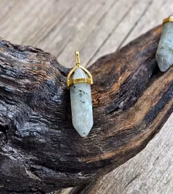 Labradorit polerad spets, guldpläterat hänge