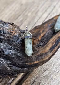 Labradorit polerad spets, silverpläterat hänge