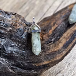 Labradorit polerad spets, silverpläterat hänge