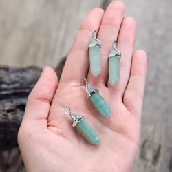 Grön Aventurin polerad spets, silverpläterat hänge