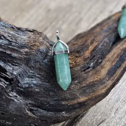 Grön Aventurin polerad spets, silverpläterat hänge
