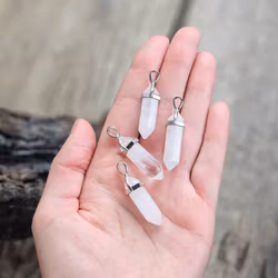 Bergkristall polerad spets, silverpläterat hänge